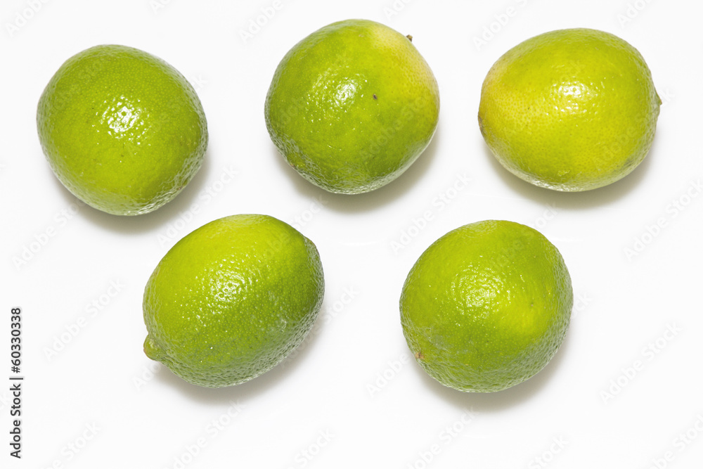5 Limetten uf weißem Hintergrund