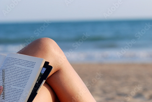 MUJER LEYENDO EN LA PLAYA