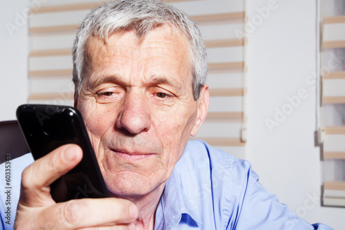 Obraz na płótnie An senior businessman using phone at his office w salonie