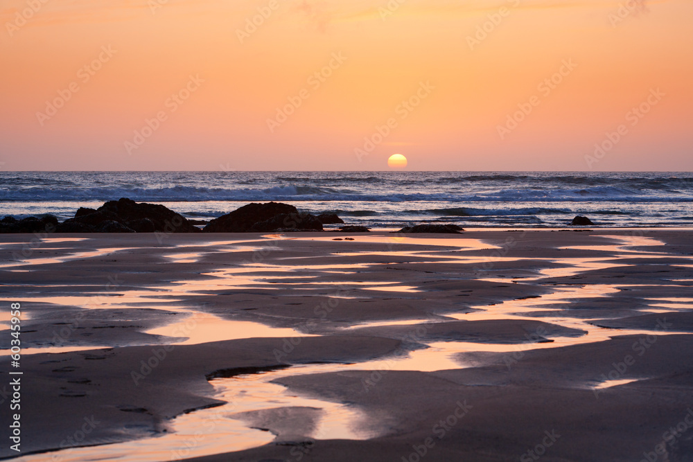 Obraz premium Sunset reflections on Porthtown Beach