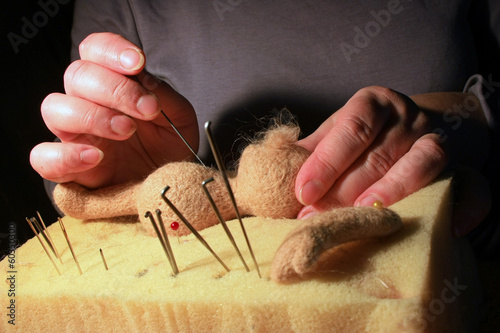 Изготовление куклы из шерсти photo