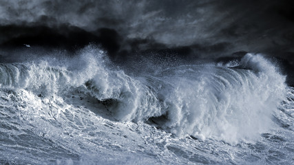 Fotobehang Oceaan golven Grote Atlantische golf op zee  © Zacarias da Mata