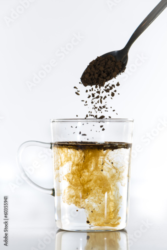 Tasse de café dans laquelle on met du café soluble et on le m photo