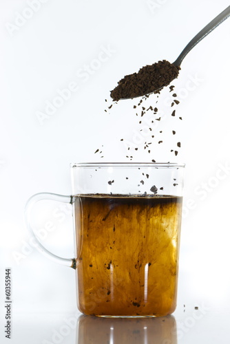 Tasse de café dans laquelle on met du café soluble et on le m