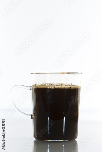 Tasse de café dans laquelle on met du café soluble et on le m
