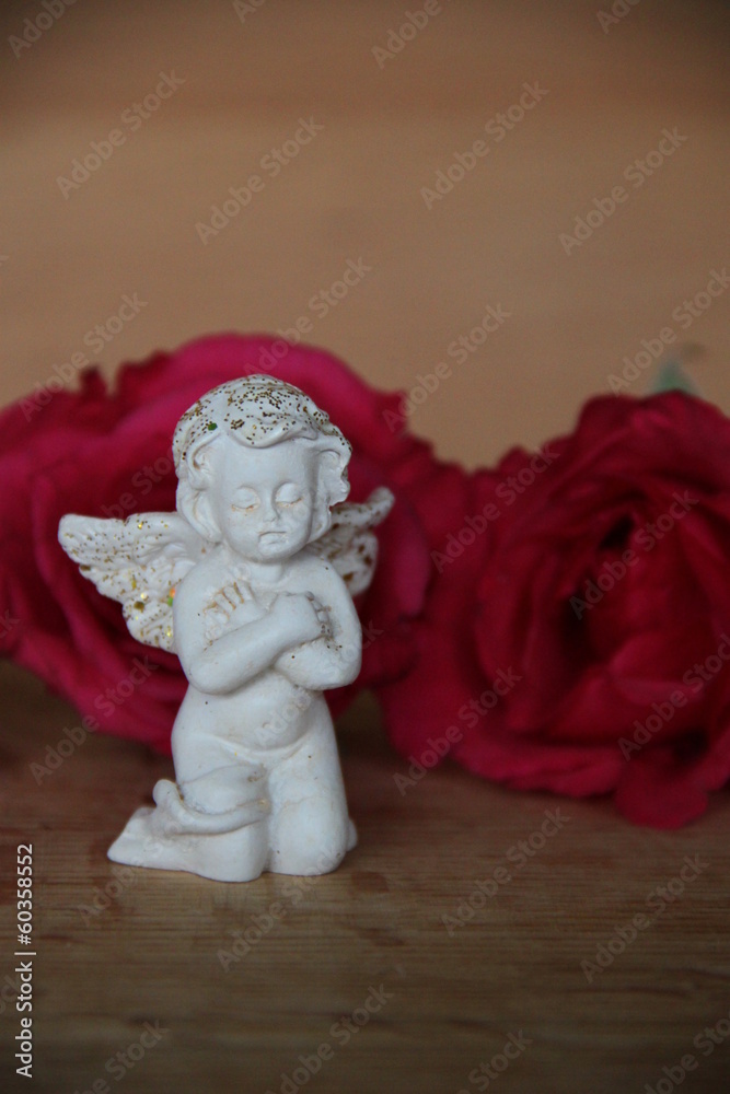 Kleiner Engel vor Rosen Kleiner Engel vor Rosen