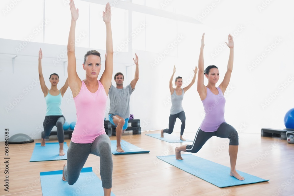 Obraz premium Class doing pilate exercises in fitness studio