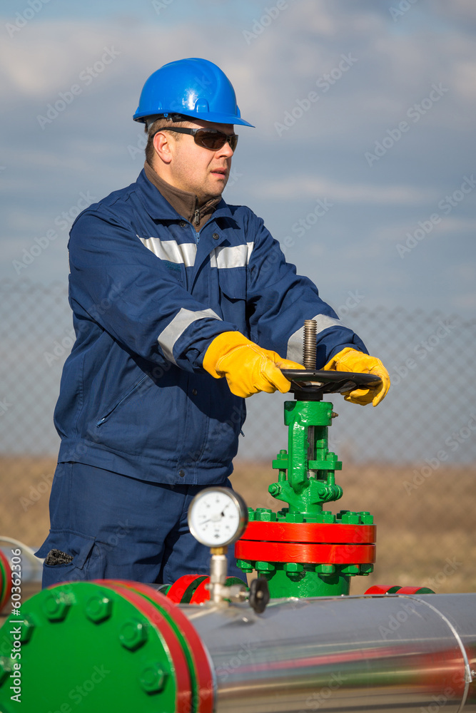 Obraz premium Oil worker turning valve