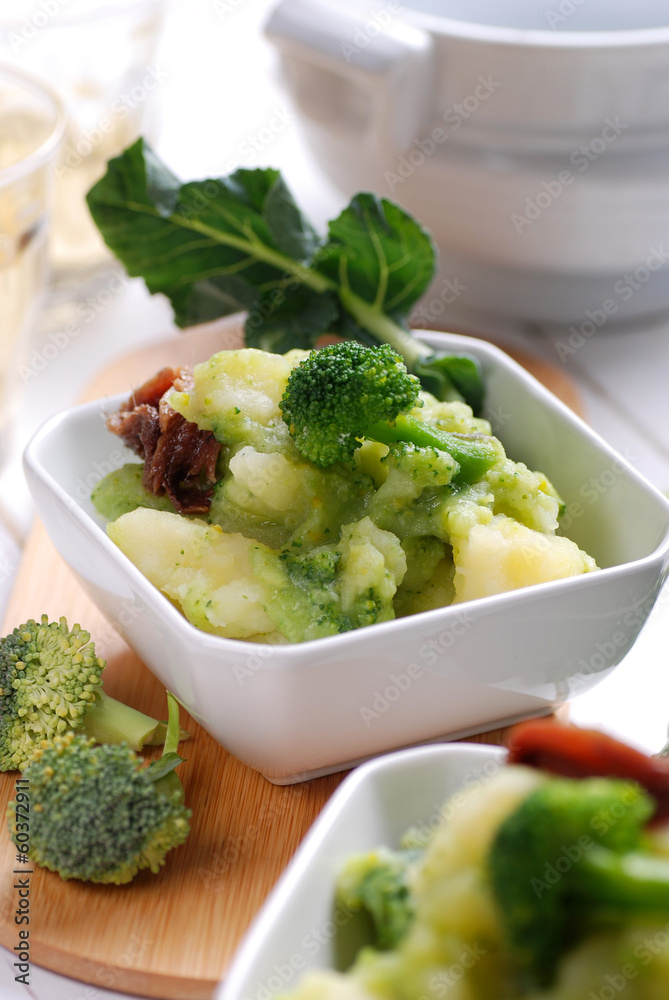 zuppa densa di patate e broccoli con acciughe