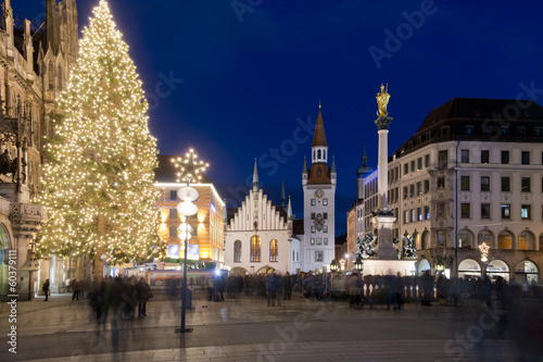 Fototapeta Naklejka Na Ścianę i Meble -  The Old Town Hall of Munich by Night