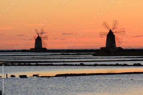 Fotografie mulino a vento saline di trapani