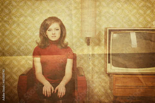 Fotografía art portrait of young woman looking out at camera in room with v