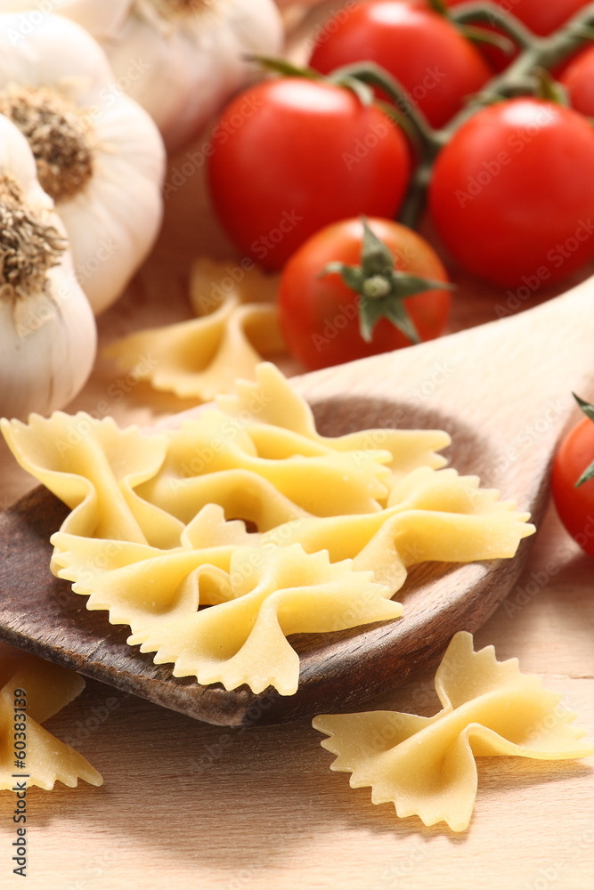 Pasta con pomodoro e aglio Pasta con pomodoro e aglio