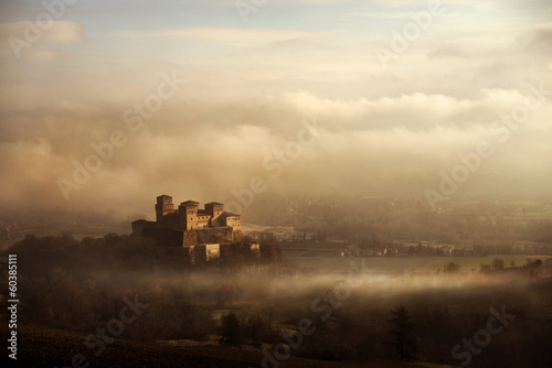 castello tra la nebbia e le nuvole