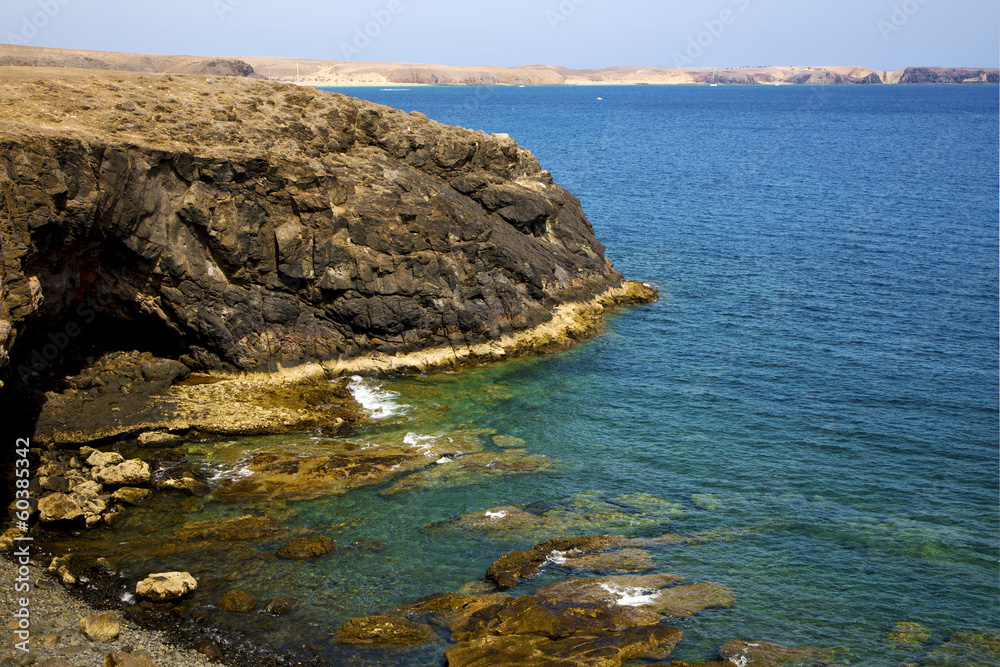 Fototapeta premium volcanic spain water coastline in lanzarote sky cloud beach