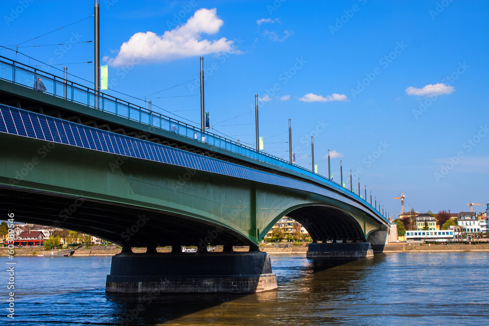 Obraz premium Kennedybrucke (Kennedy bridge) in Bonn, Germany