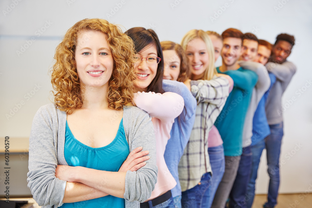 Obraz premium Glückliche Studenten stehen hintereinander