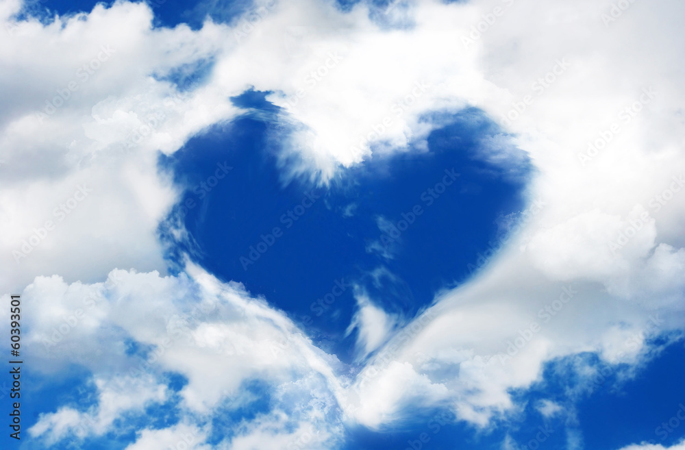 Nuages en forme de cœur dans un ciel bleu, symbole et arrière-plan d'amour, célébration de mariage ou Saint Valentin - obrazy, fototapety, plakaty 