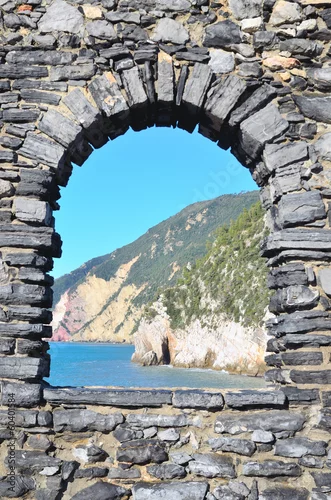 Fototapeta Widok przez okno na nadmorski krajobraz w Portovenere