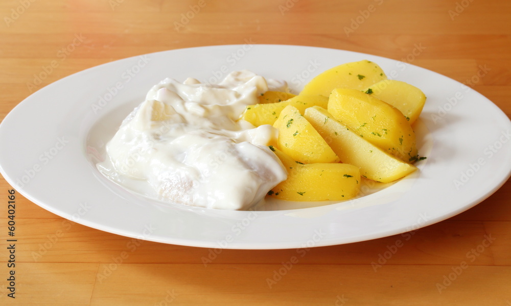 Matjesfilet in Apfel-Sauerrahmdressing mit Salzkartoffeln