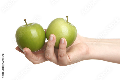 weibliche Hand mit zwei grünen Äpfel