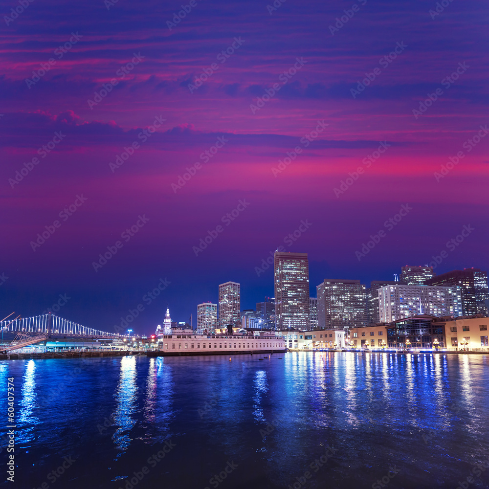 Obraz premium San Francisco sunset skykine from Pier 7 in California
