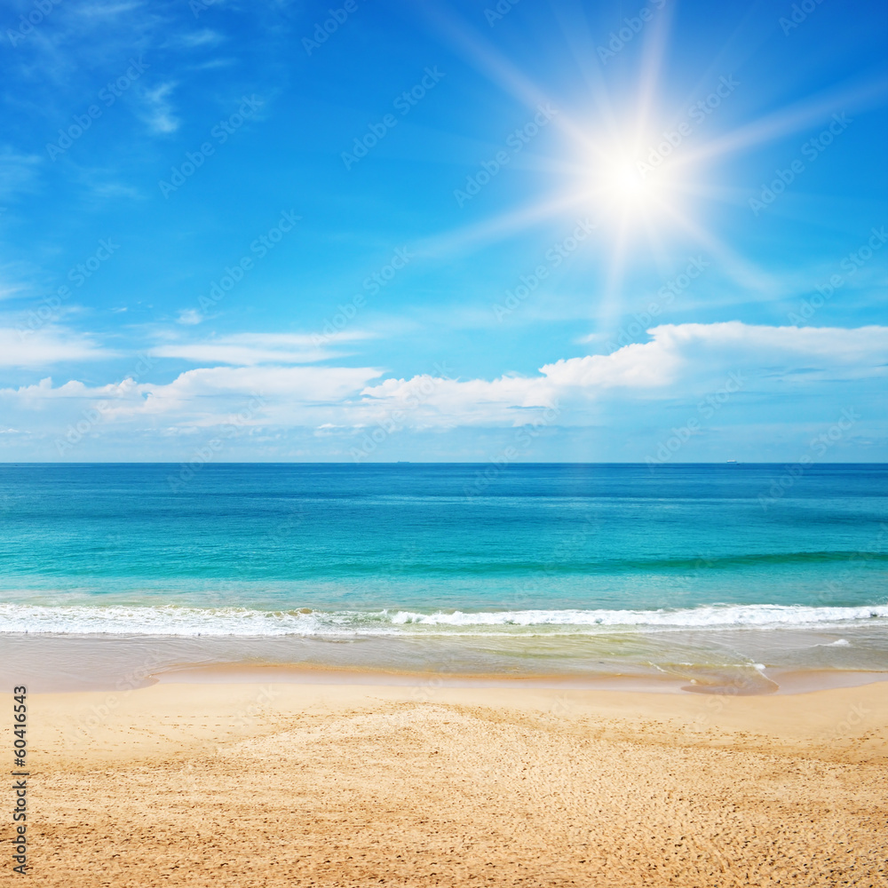 Naklejka premium seascape and sun on blue sky background