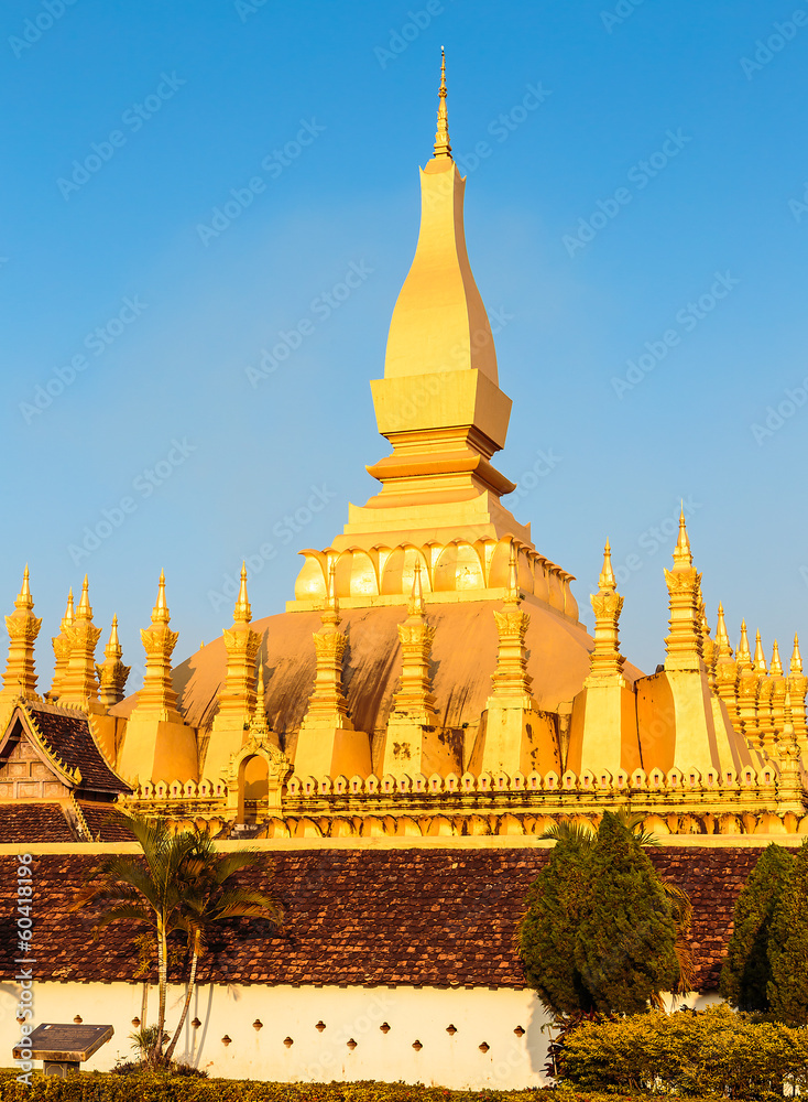 Obraz premium Grand Golden Stupa with Blue Sky before Sunset
