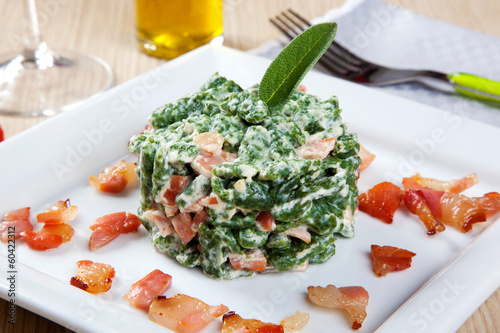 Foto spatzle with spinach and speck - bacon -