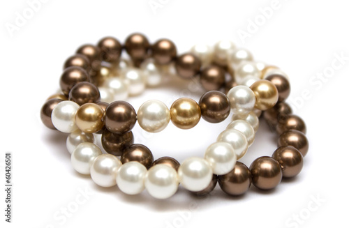 Bracelet of brown, yellow and white pearls.