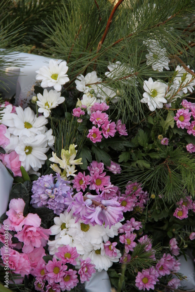 Blumenkranz auf Grab nach Beerdigung