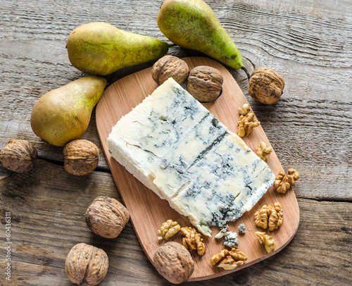 Blue cheese with pears and walnuts