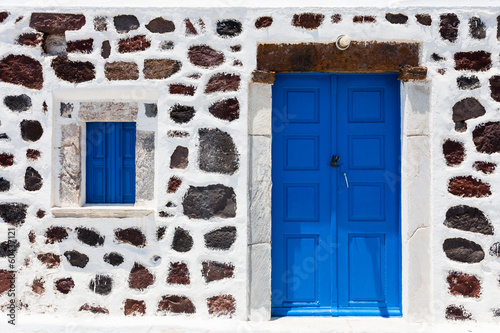 Porta blu di legno photo