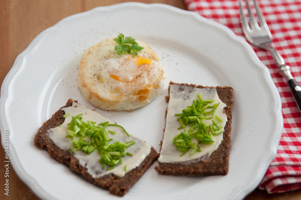 Vollkornbrot mit Schnittlauch und Ei