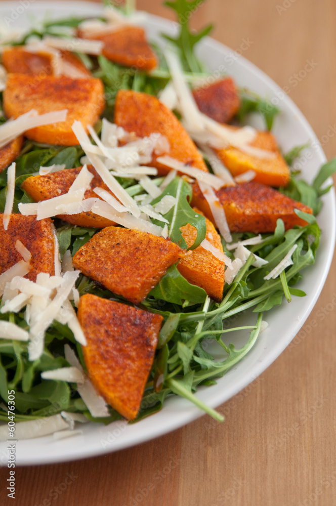 Rucola Salat mit Kürbis und Parmesan Rucola Salat mit Kürbis und Parmesan