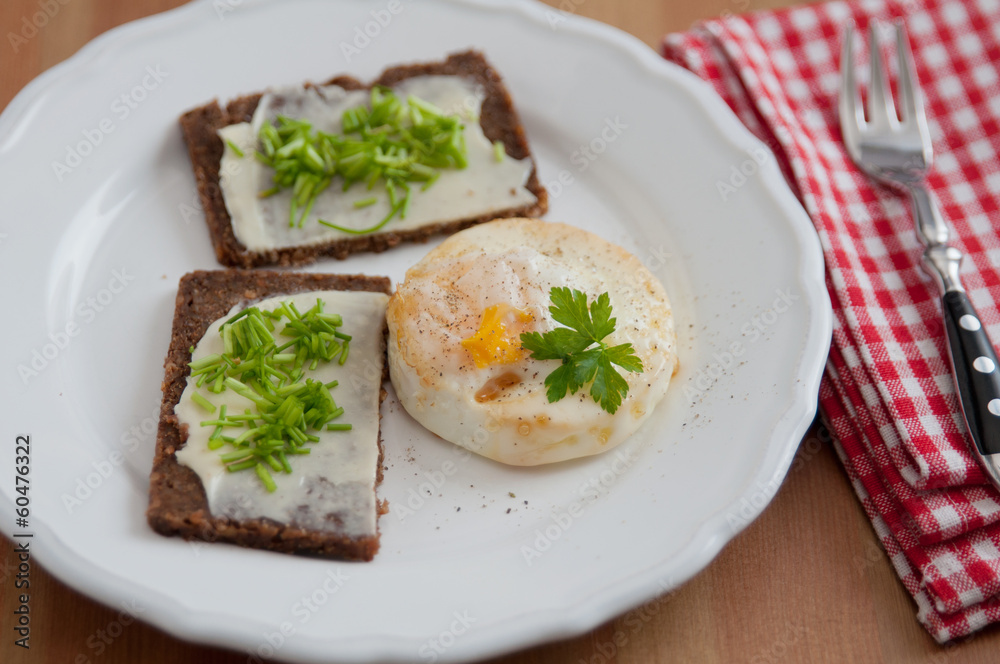 Vollkornbrot mit Schnittlauch und Ei