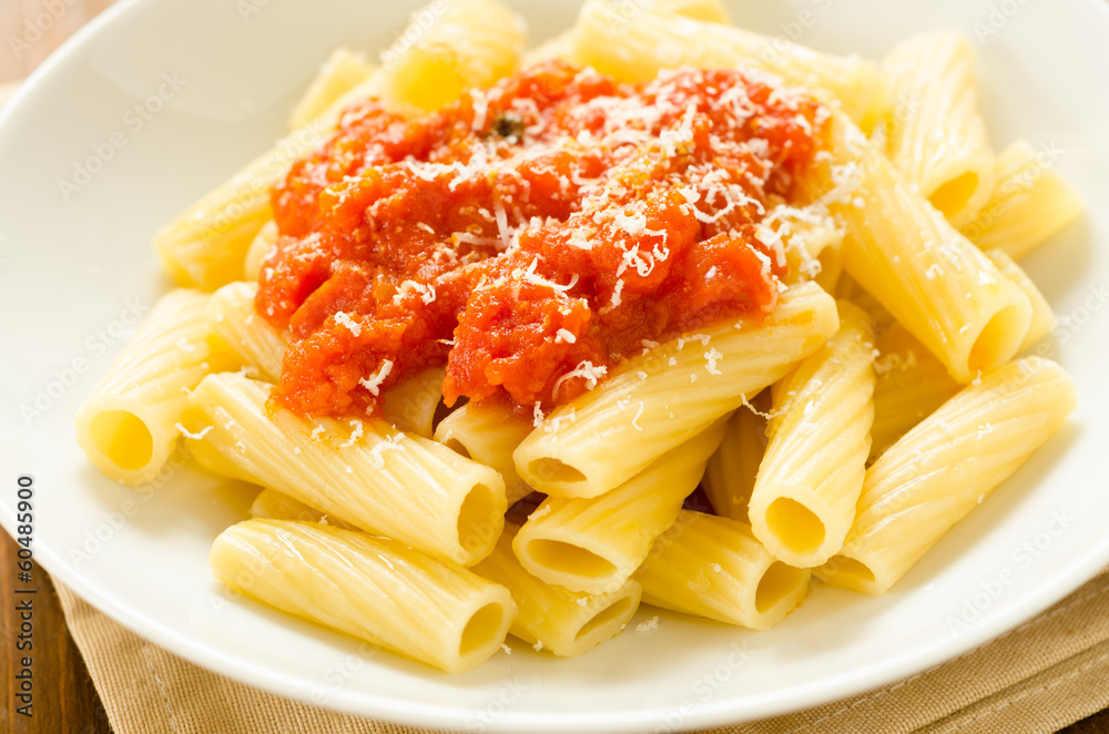 Tortiglioni al sugo, cucina italiana StockFoto Adobe Stock