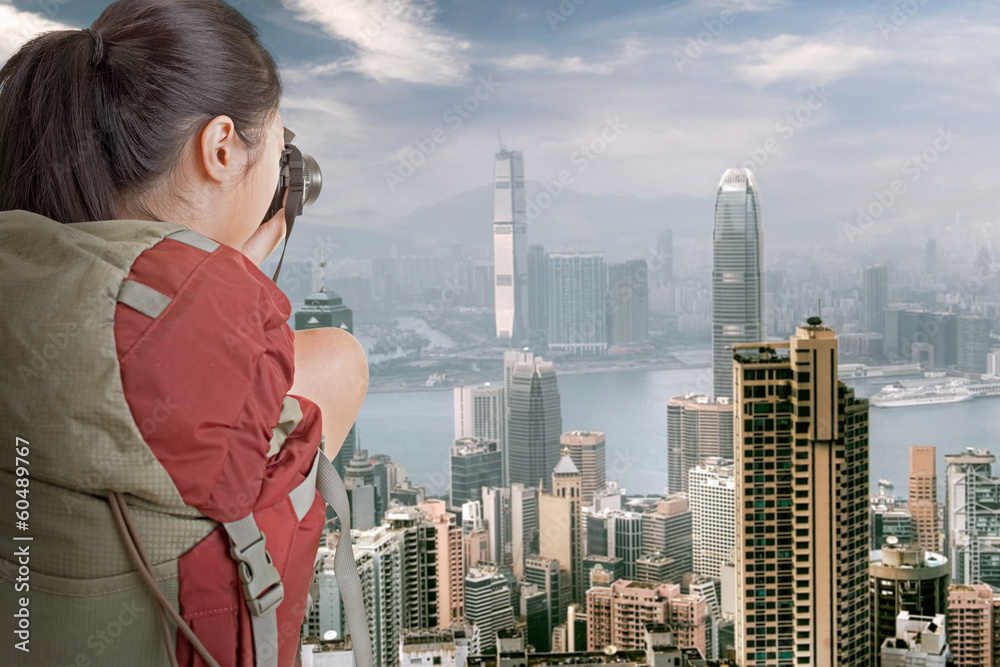 Naklejka premium Young backpacker travel and take picture