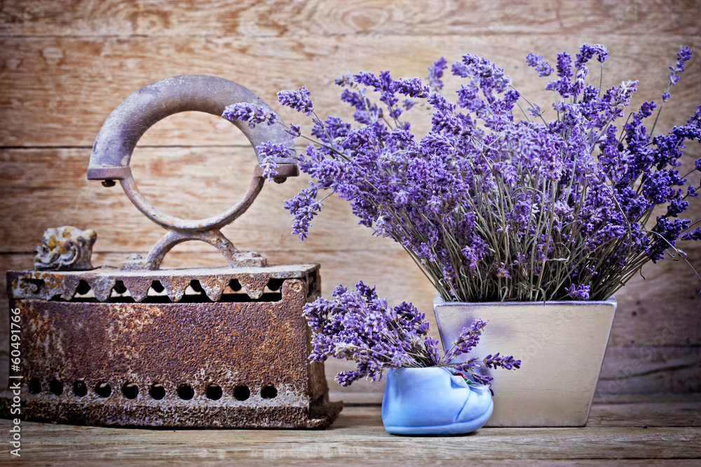 Naklejka premium Dry lavender and rustic (rusty) iron - vintage style