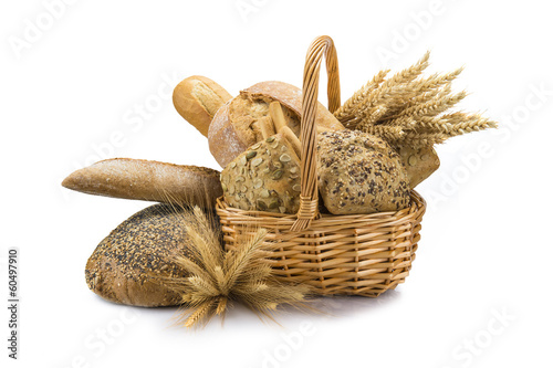 Cesta con panes y cereales variados aislados sobre fondo blanco photo