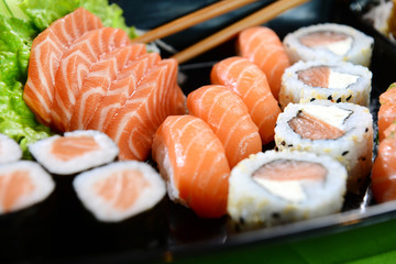 Gordijnen Sushi bar Japans sushi gerecht traditioneel geserveerd  © marcelokrelling