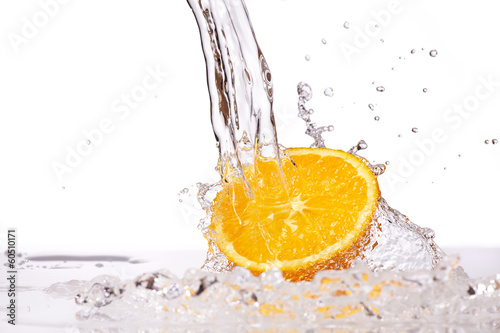 Frische Orangen ins Wasser geworfen