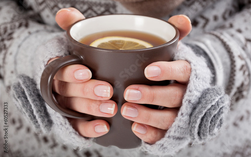 Valokuvatapetti Woman hands with hot drink