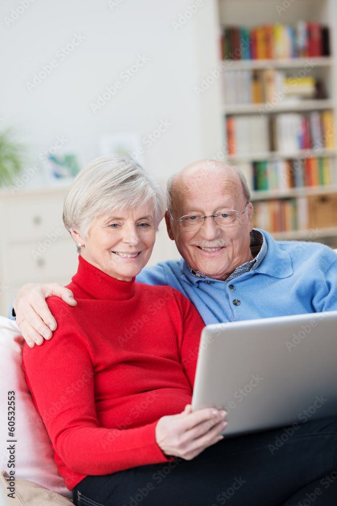 älteres ehepaar am laptop