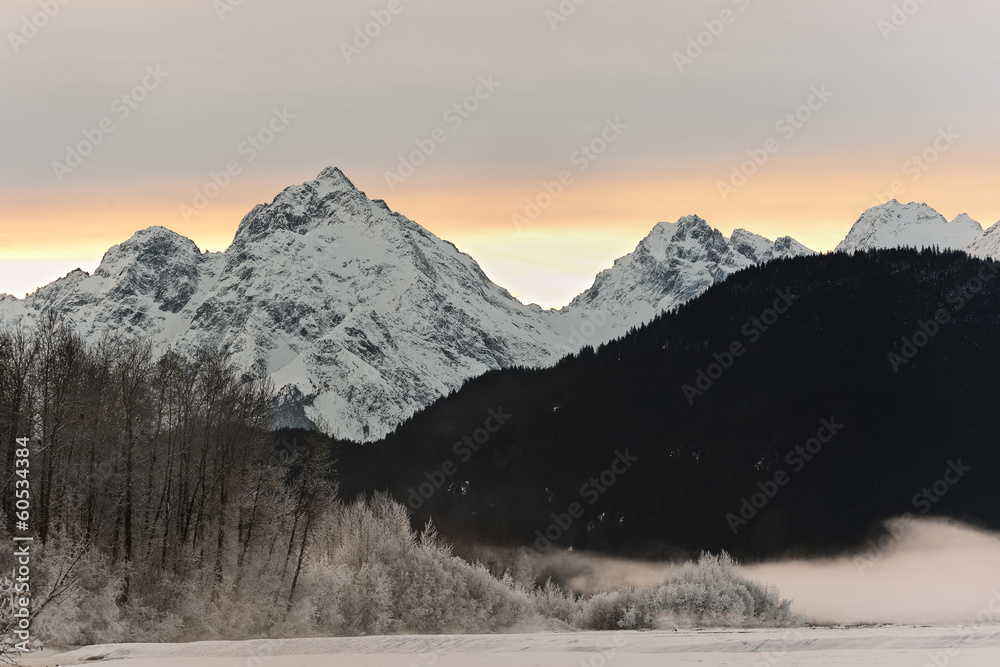 Obraz premium Snowcovered Mountains in Alaska.