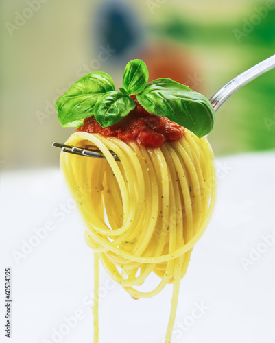 Makaron spaghetti na widelcu.