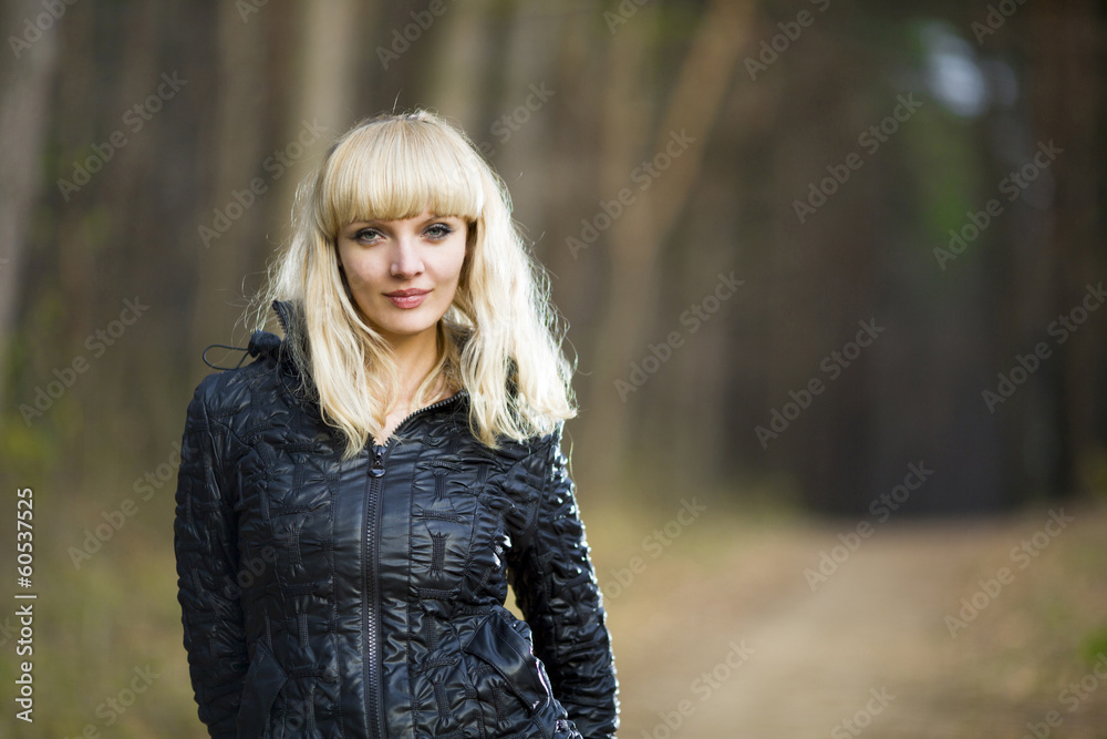 Obraz premium Beautiful young woman walks on autumn park