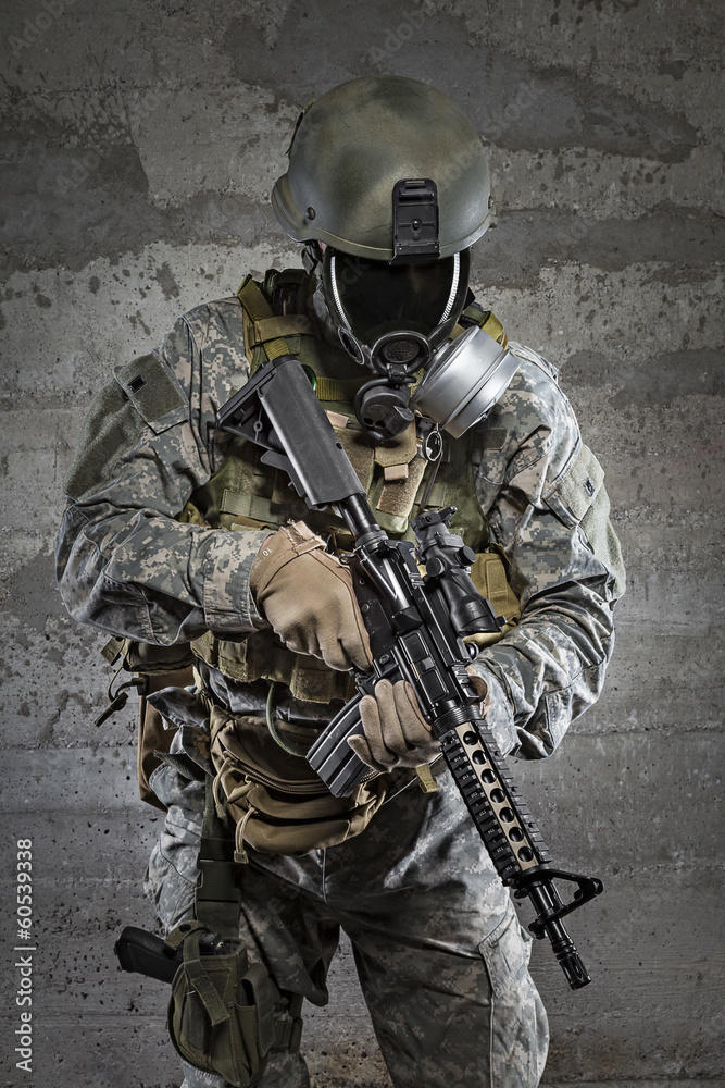 Naklejka premium Gas mask soldier with rifle