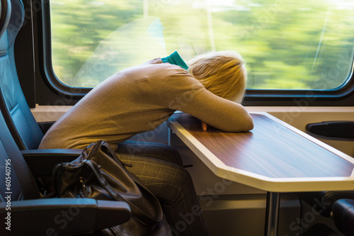 schlafende Frau im Zug