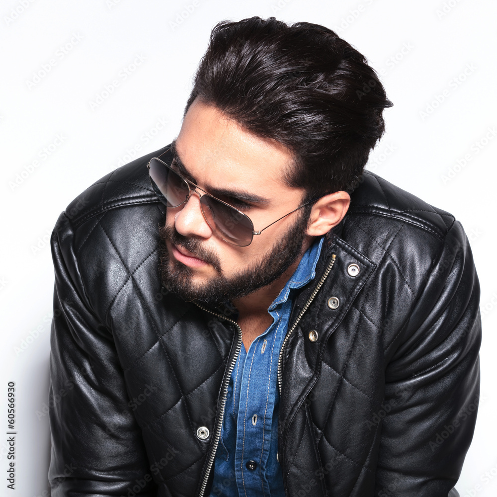 Obraz premium head of a fashion man with beard looking to side